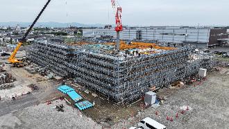 2階躯体工事を行っている建築現場の北西から撮影した写真