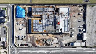 躯体工事を行っている建設現場の上空から撮影した写真