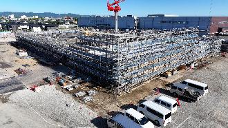 2階躯体工事を行っている建設現場の北西から撮影した写真