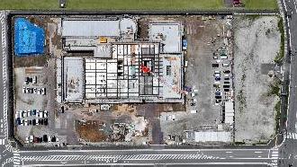 2階躯体工事を行っている建築現場の上空から撮影した写真