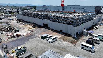 2階躯体工事を行っている建築現場の北西から撮影した写真