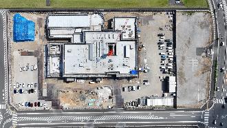 屋上躯体工事を行っている建設現場の上空から撮影した写真