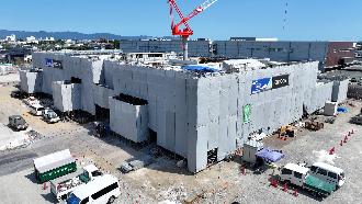 屋上躯体工事を行っている建設現場の北西から撮影した写真