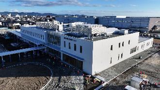 外構工事を行っている建設現場の北西から撮影した写真