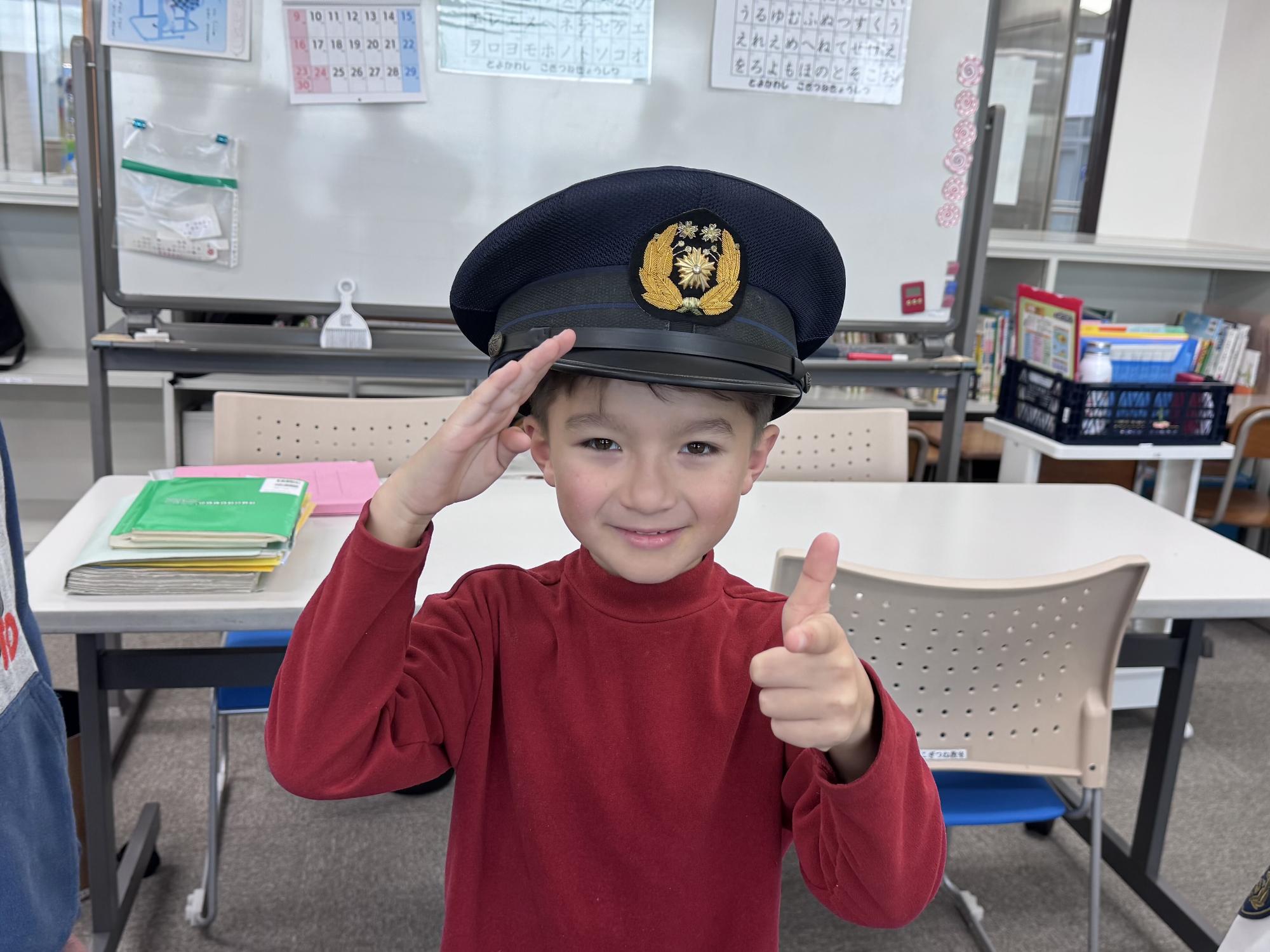 警察の帽子を被らせてもらいました