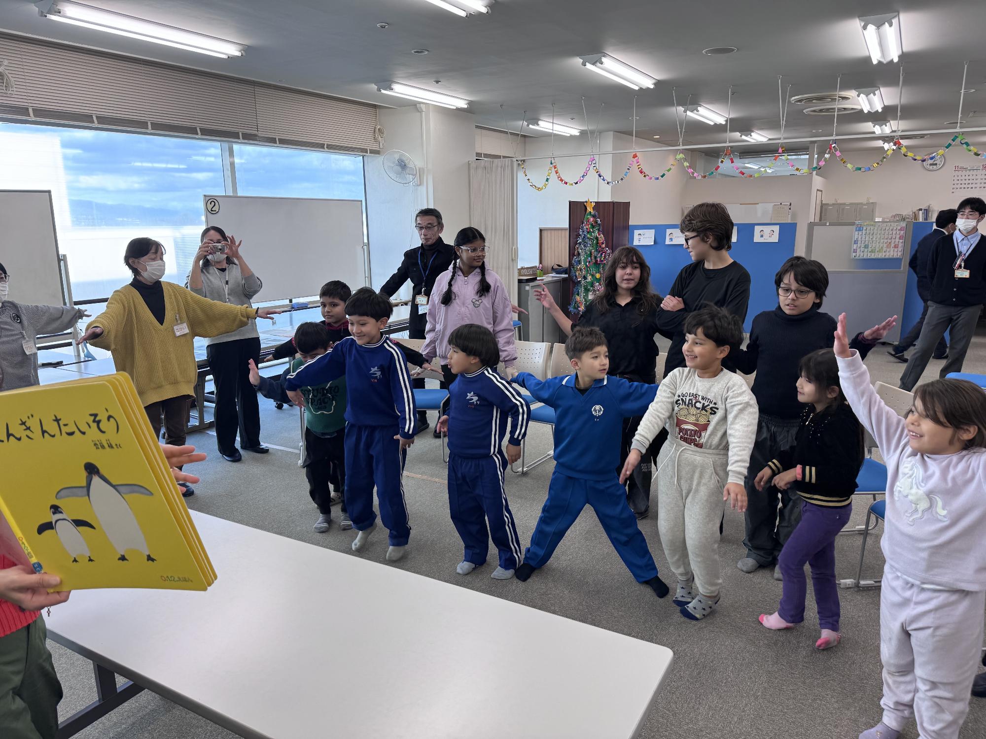 絵本を見ながら体操をしました