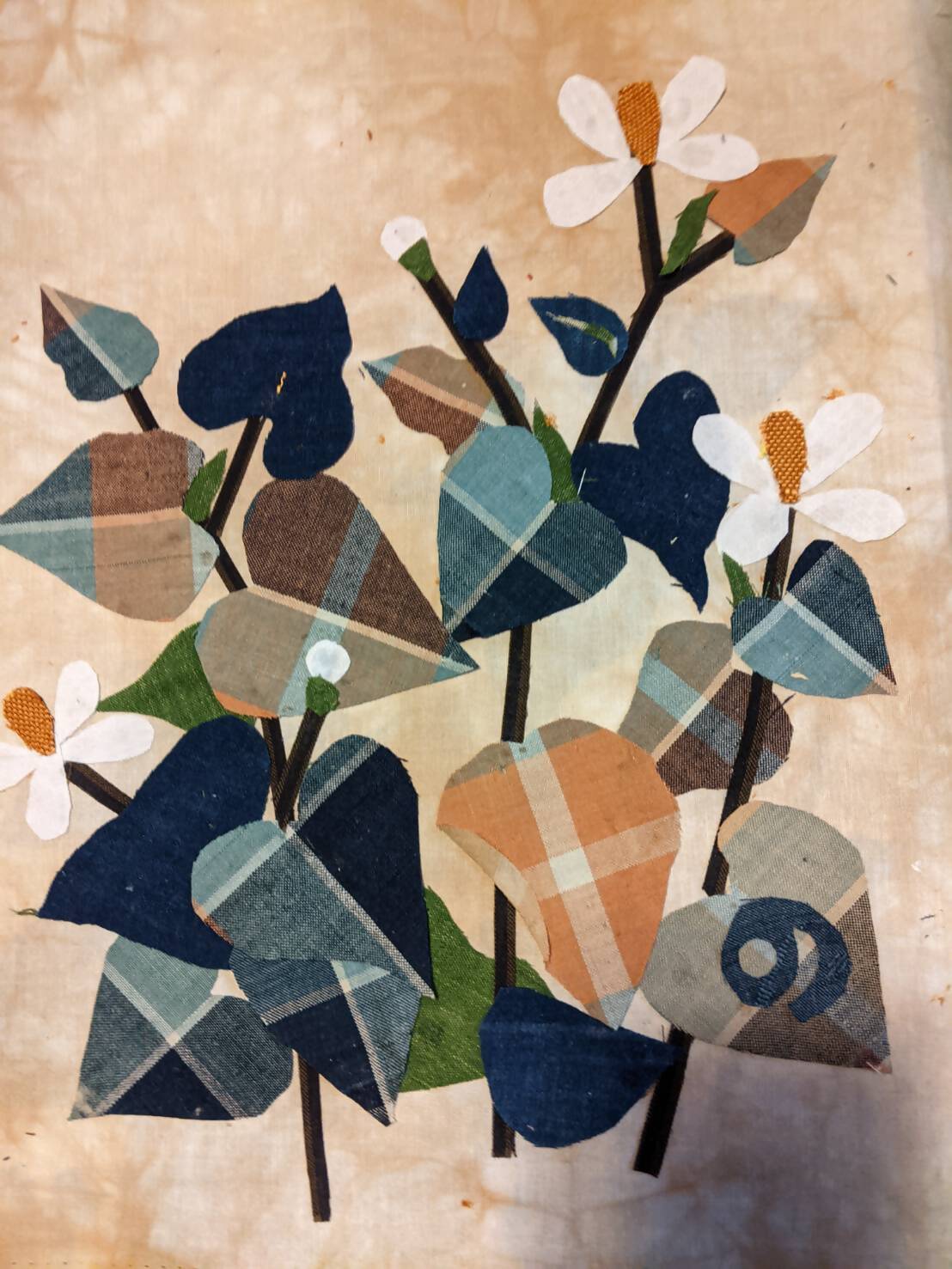 いろいろな布を張り付けた絵