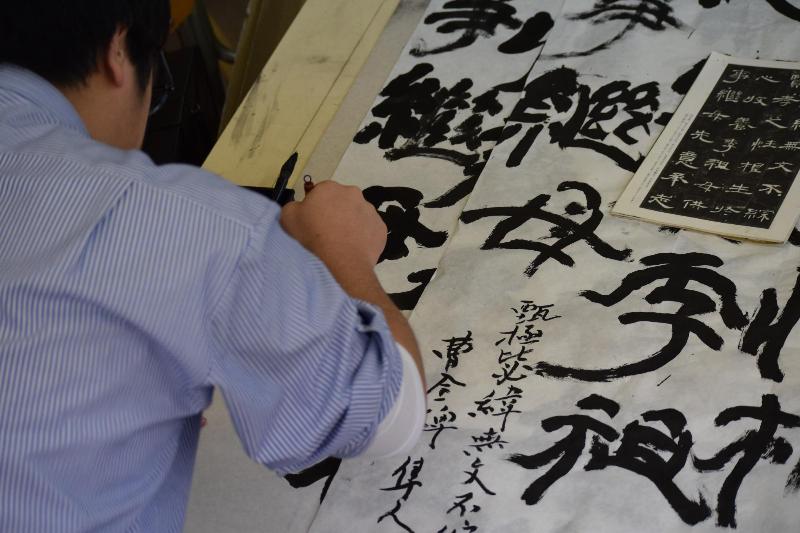 さまざまな書を見本をもとに書く様子