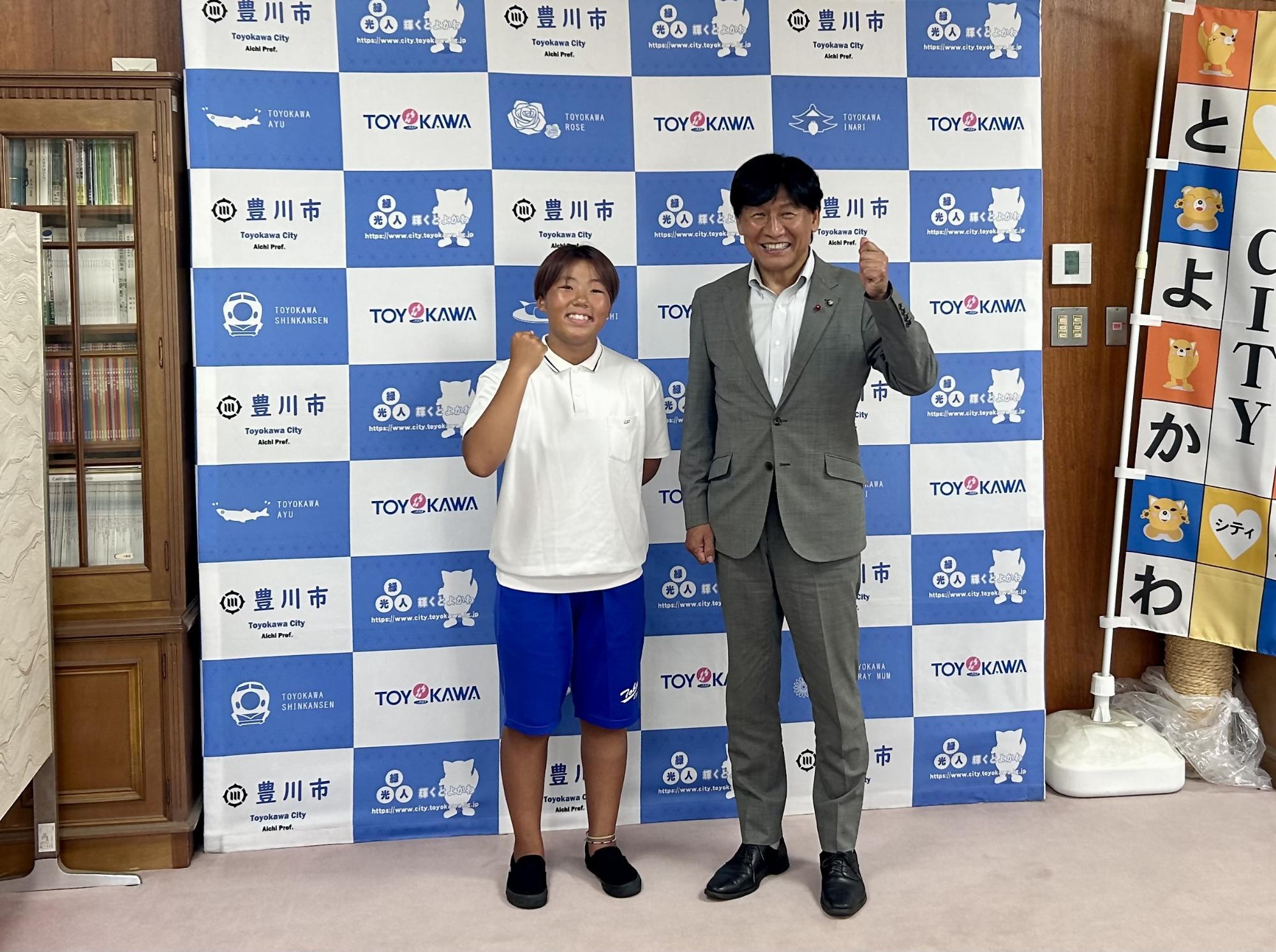 日本サーフィン連盟プロ資格取得 山口晴菜さん表敬訪問