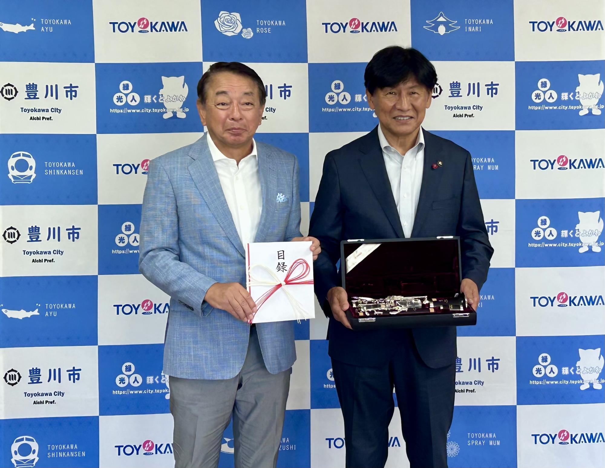 小野喜明氏からの管楽器寄附贈呈式