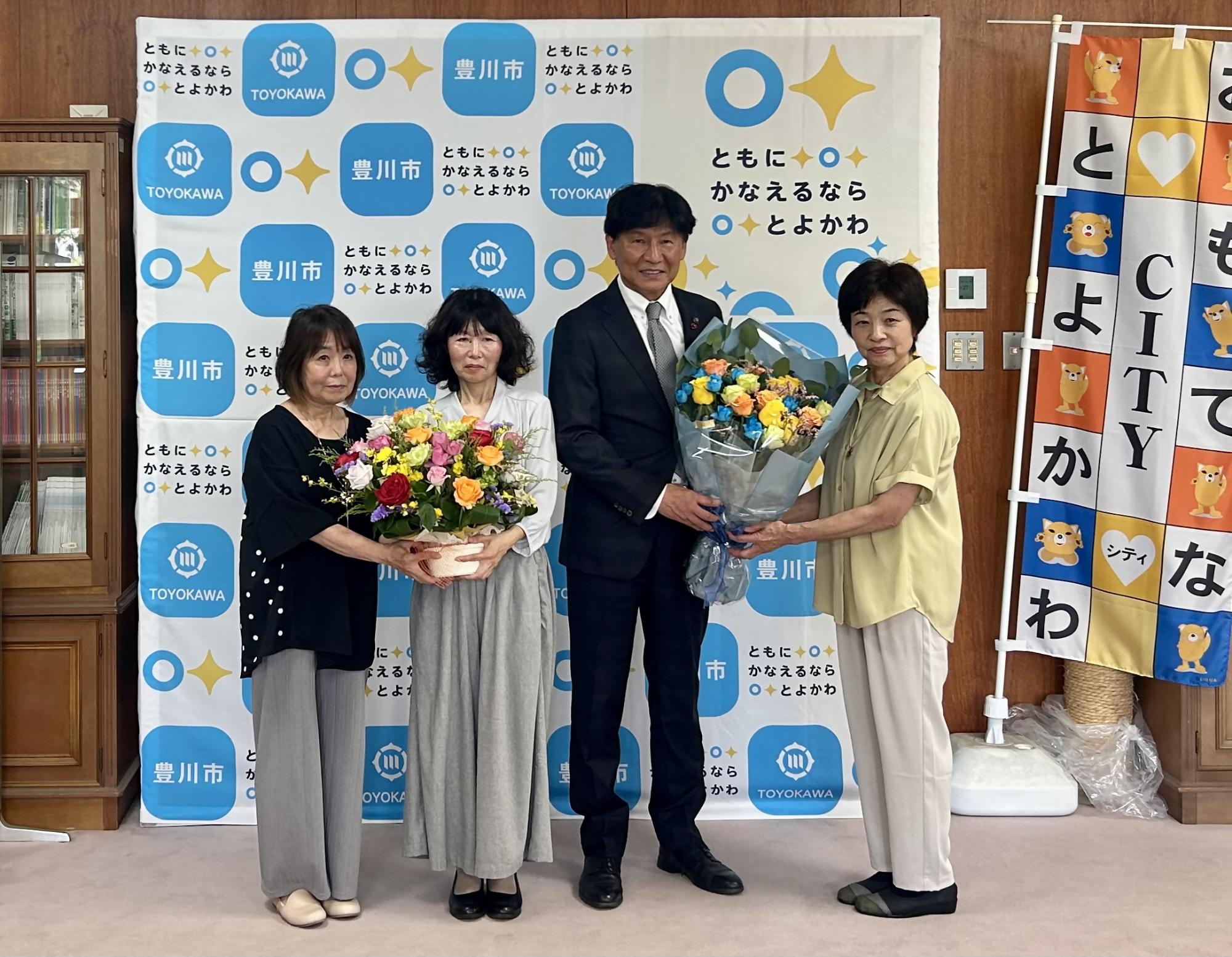 JAひまわりバラ部会からバラのプレゼント受取