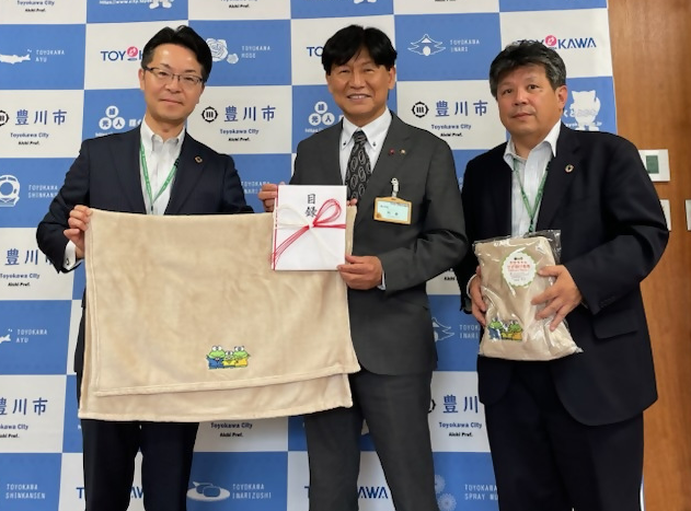 蒲郡信用金庫からのひざ掛け毛布寄附贈呈式