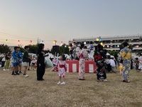 櫓を中心に踊っている人たちの写真
