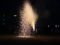 手筒花火から火花が噴出している写真