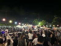 様々な色をした提灯が照らされている会場で人がたくさん集まっている写真