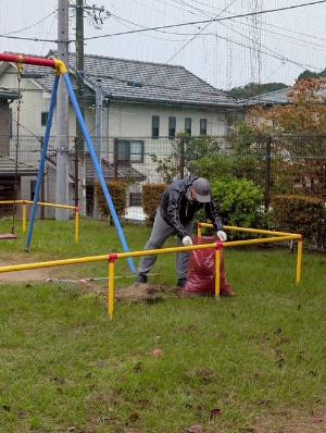 サンヒル赤坂東山中央公園での清掃活動の様子