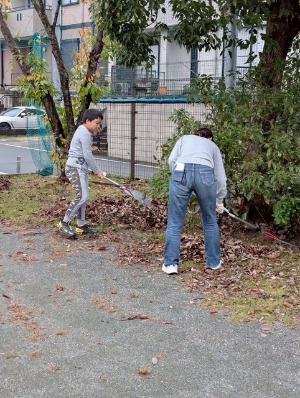 サンヒル赤坂東山中央公園での清掃活動の様子