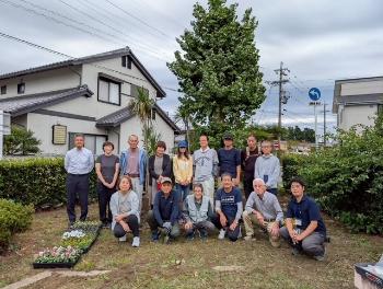 塔ノ木公園での花植え活動の様子