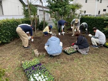 塔ノ木公園での花植え活動の様子