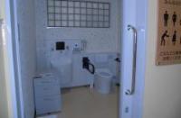 多機能トイレを引き戸の入り口から撮った写真