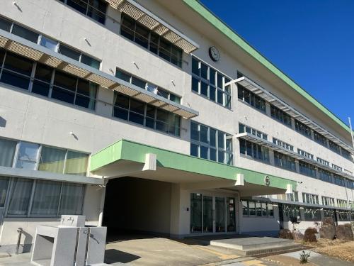 2025年3月に撮影した緑の庇と白い壁の南校舎の工事終了後の写真