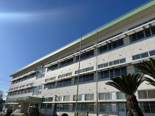 2025年3月に撮影した緑の庇と白い壁の南校舎の工事終了後の写真