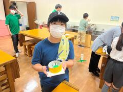 完成したぐるぐる飛行機と一緒に撮った記念写真