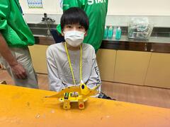 完成した恐竜ロボット トリケラトプスと一緒に撮った写真