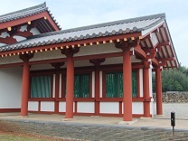赤い柱が特徴的な回廊復元建物の写真