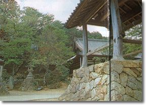 境内に推定樹齢300年の市指定記念物ヤマザクラがある長福寺の写真
