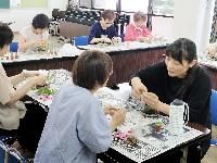 寄せ植えをしている写真