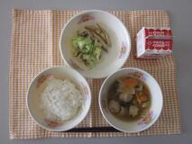 テーブルクロスに並べられたごはん・牛乳・とりつくねとはくさいのスープ・わかさぎのから揚げ・ボイルキャベツの写真