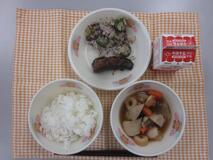 テーブルクロスに並べられたごはん・牛乳・おでん・いわしの八丁みそ煮・赤しそあえの写真