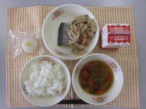 テーブルクロスに並べられたごはん・牛乳・五目汁・にしんの塩焼き・れんこんのごま炒め・ゆずもちの写真