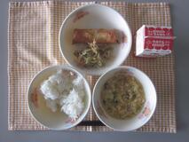 テーブルクロスに並べられたごはん・牛乳・かきたまスープ・愛知のやさいはるまき・もやしのナムルの写真
