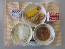 テーブルクロスに並べられたごはん・牛乳・のっぺい汁・厚焼きたまご・たけのこのピリ辛炒め・ヨーグルトの写真