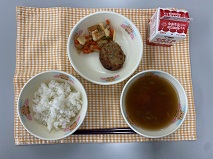 テーブルクロスに並べられたごはん・牛乳・のっぺい汁・あじ入りさんが焼き・たけのこのピリ辛炒めの写真