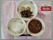 テーブルクロスに並べられたごはん・はっこう乳・ぶた汁・ごぼう入りつくね・ひじきと大豆の煮付けの写真