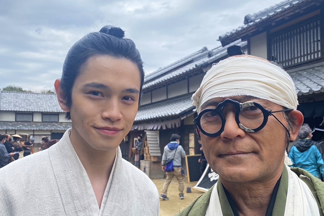 昔の町並みを再現したドラマのセットの中で、共演した男性のツーショーット写真
