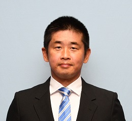 柔和な笑みを浮かべている冨田潤さんの顔写真