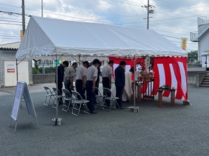 安全祈願祭で宮司の祝詞奏上を複数の関係者が拝聴している様子の写真