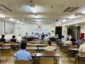 住民説明会に参加した人たちが消防署関係者の説明を聞いている様子の写真