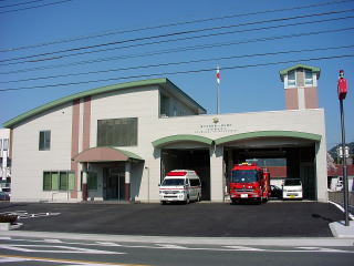 救急車両と消防車両と乗用車が1台ずつ並んでいる豊川市消防署 一宮出張所の写真