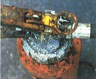 消火器全体に黒い腐食が目立つ写真