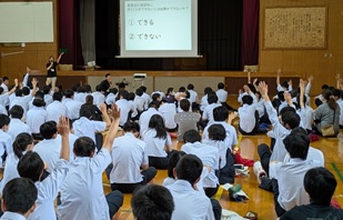 模擬投票を行う特別支援学校の生徒の写真です。