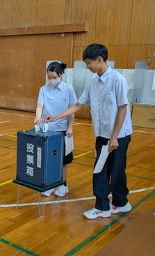 選挙クイズに参加する特別支援学校の生徒の写真です。