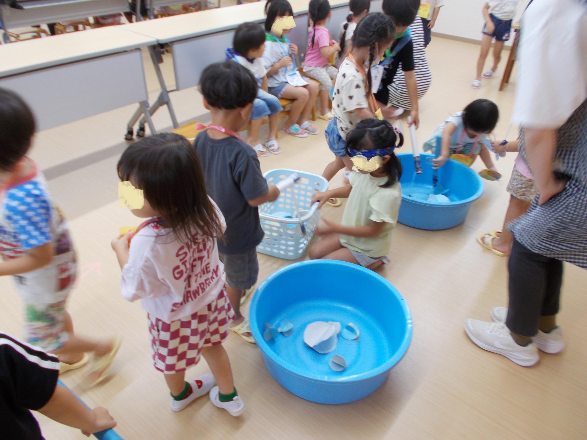 魚釣りをしている子、お店屋さんになっている子