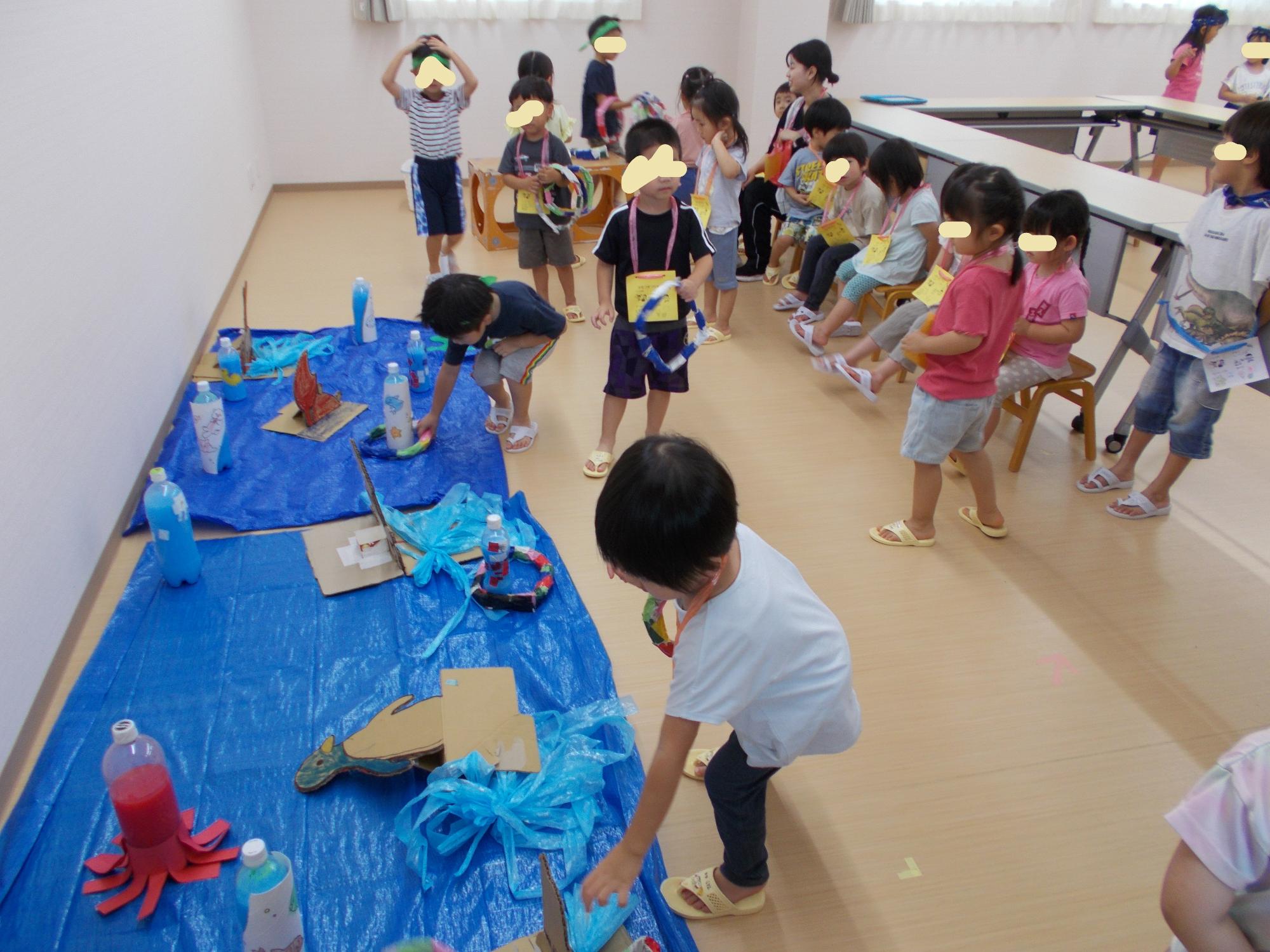 輪投げコーナーで輪投げをする子どもたち
