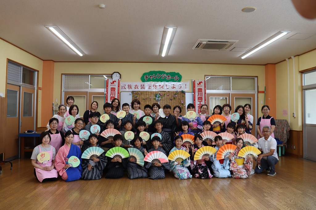 6年1組と豊川商工会議所女性会の方々