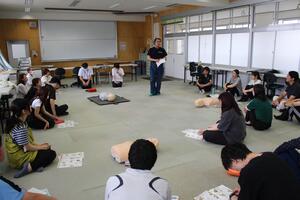 職員たちが特別教室で救命救急講習を行う写真
